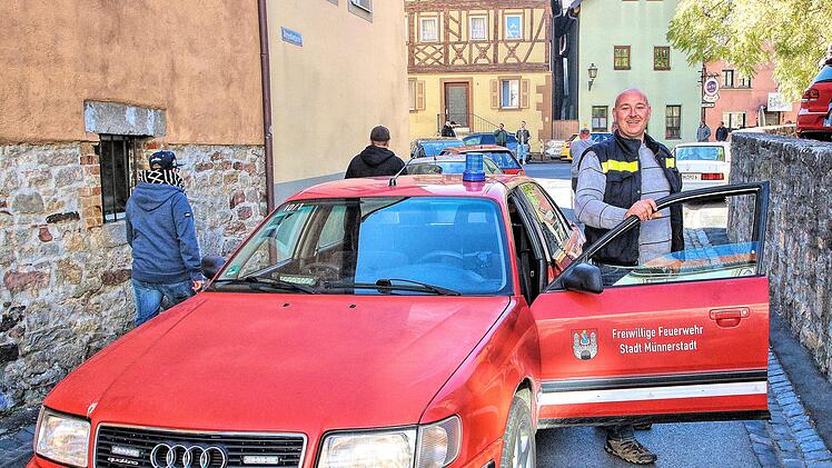 GTI-Treffen in Münnerstadt. Die Feuerwehr sorgte dafür, dass der Weg frei blieb.Dieter Britz