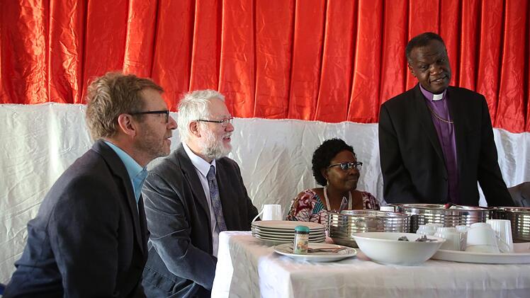 Sitzfleisch war gefragt beim Gottesdienst in Kilinga, der weit über vier Stunden dauerte. Da war es gut, dass sich Bischof Elias Kitoi Nassari, seine Frau Elly und die Gäste (hier Friedrich Flierl und Heinz Geyer, von links) vorher bei einem kleinen Imbiss stärken konnten. Foto: Bettina Knauth