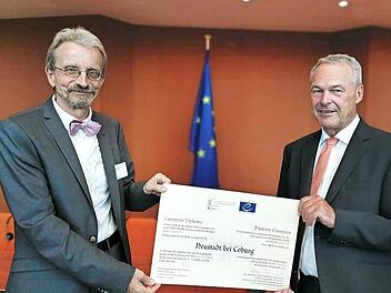 Wolfram Salzer (links) und Neustadts Oberb&uuml;rgermeister Frank Rebhan mit der Urkunde des Europadiploms, der Einstiegsstufe f&uuml;r den Europapreis. Foto: privat