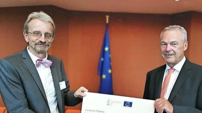 Wolfram Salzer (links) und Neustadts Oberbürgermeister Frank Rebhan mit der Urkunde des Europadiploms, der Einstiegsstufe für den Europapreis. Foto: privat