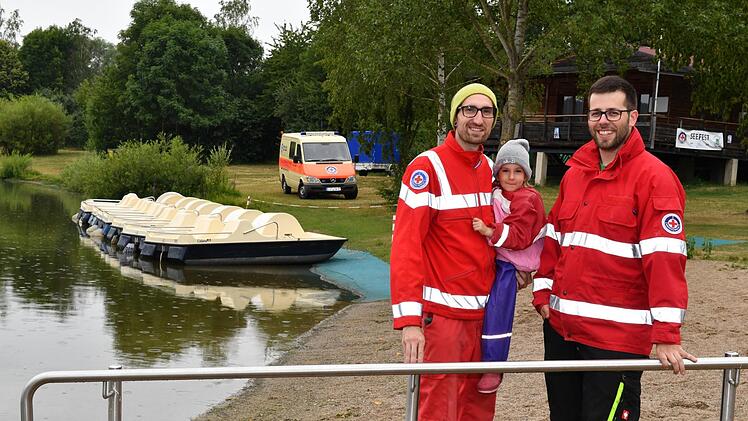 Sebastian Hofer nimmt oft seine Tochter Leyla mit zum Rudufersee, wenn er  mit Kollegen wie  Tobias Zirkelbach  ehrenamtlich den Badebetrieb überwacht. Foto: Ronald Rinklef