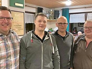 Die Sieger des Schafkopfturnieres des SV Hofheim (von links): Vorsitzender Alexander Bergmann, Johannes Streck, Willi Bock und Günter Unger  Foto: Wolfgang Dietz