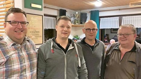 Die Sieger des Schafkopfturnieres des SV Hofheim (von links): Vorsitzender Alexander Bergmann, Johannes Streck, Willi Bock und Günter Unger  Foto: Wolfgang Dietz