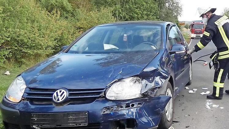 Der ebenfalls demolierte VW Golf, gegen dessen Fahrer ermittelt wird