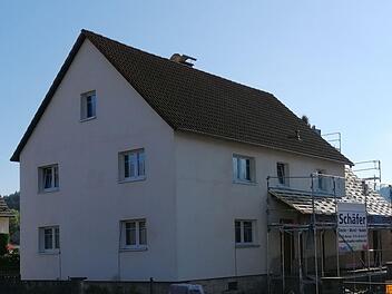 So sieht der ehemalige Altbau von Emily und Manuel Weller in Kothen aktuell aus: Circa 65 bis 70 Prozent sind geschafft. Nun kann die Innensanierung angegangen werden.  Die beiden haben das Förderprogramm der Rhönallianz zur Belebung der Ortsmitten  in Anspruch genommen