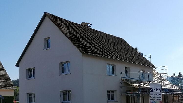 So sieht der ehemalige Altbau von Emily und Manuel Weller in Kothen aktuell aus: Circa 65 bis 70 Prozent sind geschafft. Nun kann die Innensanierung angegangen werden.  Die beiden haben das Förderprogramm der Rhönallianz zur Belebung der Ortsmitten  in Anspruch genommen