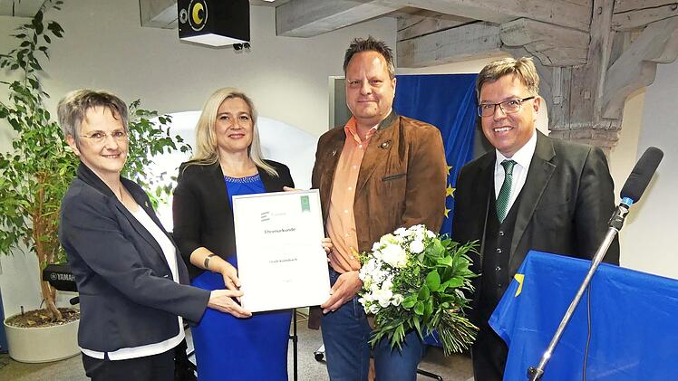 Europaministerin Melanie Huml überreichte an OB Ingo Lehmann die Urkunde für die 70-jährige Mitgliedschaft der Stadt Kulmbach zur Europa Union. Mit im Bild Ute Hartenberger (links) und Ortsvorsitzender Thomas Nagel (rechts) von der Europa Union Kulmbach.