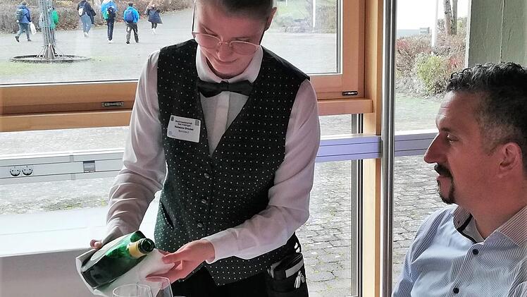 Restaurantfachfrau Rebecca Greubel (Hotel Sonnenhügel) beim Einschenken des Weins. Foto: Sigismund von Dobschütz