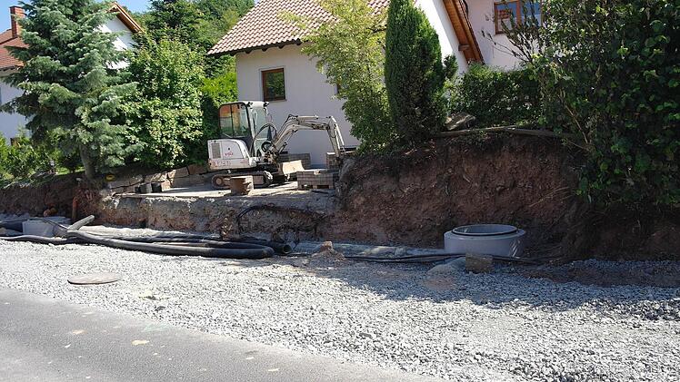 Paletten mit Steinen, Container, Bagger und Kabeltrommeln zieren derzeit die Vorgärten entlang der B27 in Motten.