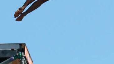 Anna Bader beim Absprung, ...