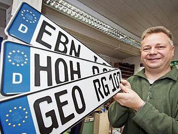 Bei Schildermacher Klaus Ringer in Haßfurt steigt der Umsatz. Er hat die neuen Kennzeichen parat.Foto: Hendrik Steffens