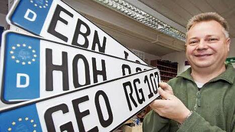 Bei Schildermacher Klaus Ringer in Haßfurt steigt der Umsatz. Er hat die neuen Kennzeichen parat.Foto: Hendrik Steffens