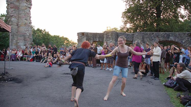 Zur Musik von "Kilkenny Knights" fanden sich rasch Tanzwütige, die trotz der Hitze herumwirbelten. Foto: Rainer Lutz