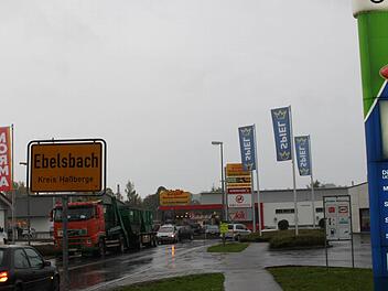 Wer in Ebelsbach einkaufen geht, hat die große Auswahl: Rechts und links vom Kreisverkehr reiht sich ein Lebensmittelgeschäft neben das andere. Foto: Sarah Dann