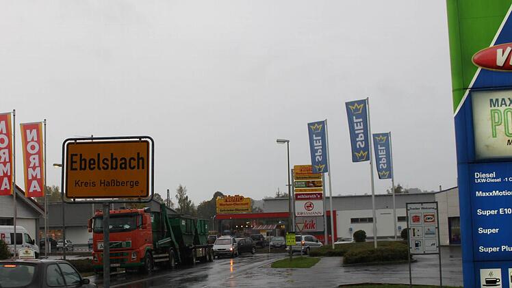 Wer in Ebelsbach einkaufen geht, hat die große Auswahl: Rechts und links vom Kreisverkehr reiht sich ein Lebensmittelgeschäft neben das andere. Foto: Sarah Dann