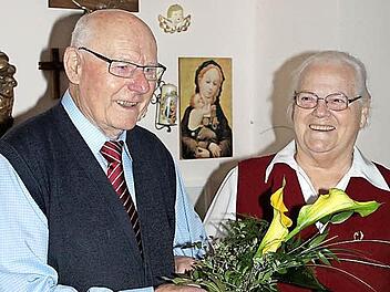 Dorothea und Joseph Schuhmann gehen seit 60 Jahren als Ehepaar durchs Leben. Zum Ehrentag bekam die Jubelbraut Blumen von ihrem Mann. Foto: Johanna Blum
