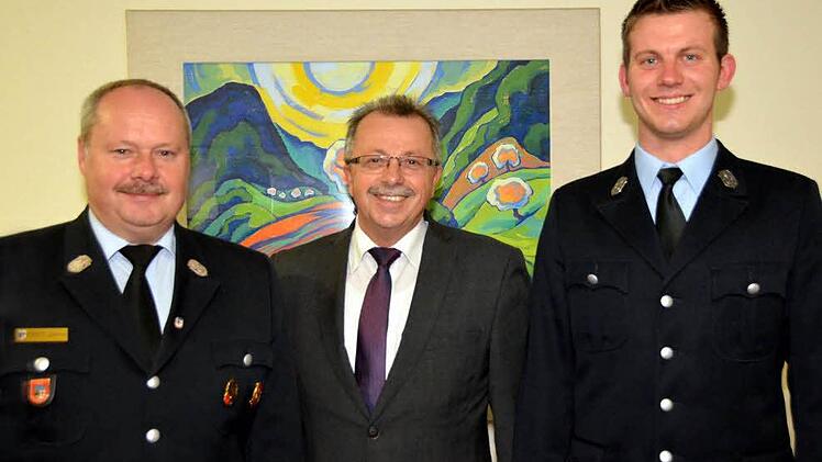 Thomas Eyrich (links) und Dominik Billmann (rechts) wurden vom stellvertretenden Landrat Emil Müller zum Kreisbrandinspektor, bzw. Kreisbrandmeister ernannt.  Foto: Peter Rauch
