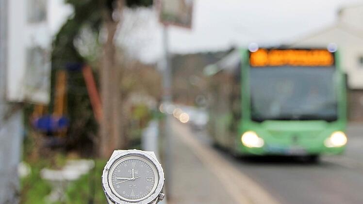 Haltestelle Am Schellenberg in Burk: Um 11.42 Uhr hätte der Linienbus 206 fahrplanmäßig da sein müssen. Um 11.45 Uhr kommt er - und fährt ohne anzuhalten weiter. Obwohl jemand - und zwar unser Reporter - an der Haltestelle steht.  Foto: Andreas Oswald