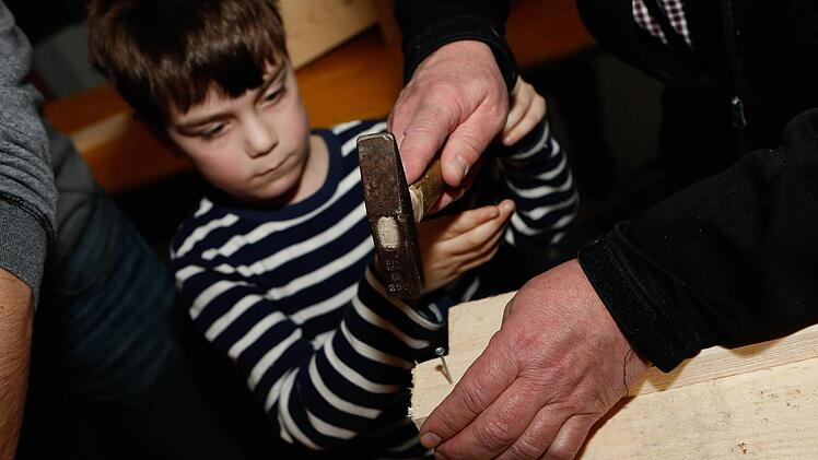 Nistkastenbau im Familientreff - gemeinsam mit dem LBV und der Traumgarten AG Foto: Matthias Hoch