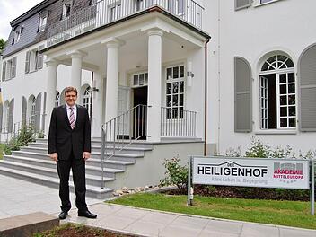 Geschäftsführer Steffen Hörtler vor dem Haupthaus des Heiligenhofs, der in den letzten 15 Jahren für zehn Millionen Euro umgebaut und auf den neuesten Stand der Technik gebracht wurde. Foto: Sigismund von Dobschütz