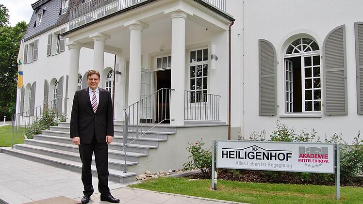 Geschäftsführer Steffen Hörtler vor dem Haupthaus des Heiligenhofs, der in den letzten 15 Jahren für zehn Millionen Euro umgebaut und auf den neuesten Stand der Technik gebracht wurde. Foto: Sigismund von Dobschütz