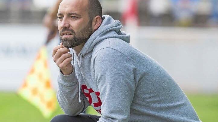 Alexander Grau (im Bild) und Christian Goller, die beiden Trainer des FC Lichtenfels, spielen mit ihrer Mannschaft in der Vorbereitung vor allem gegen höherklassige Teams, um sich auf die Herausforderung Landesliga optimal einzustellen. Foto: Uwe Gick