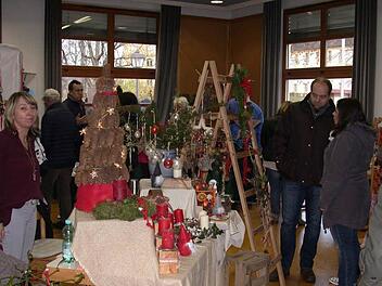Viel Dekoratives f&uuml;r die Advents- und Weihnachtszeit war auf dem Markt zu finden. Foto: Horst Schneider