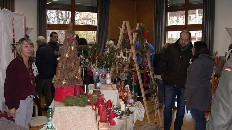 Viel Dekoratives f&uuml;r die Advents- und Weihnachtszeit war auf dem Markt zu finden. Foto: Horst Schneider