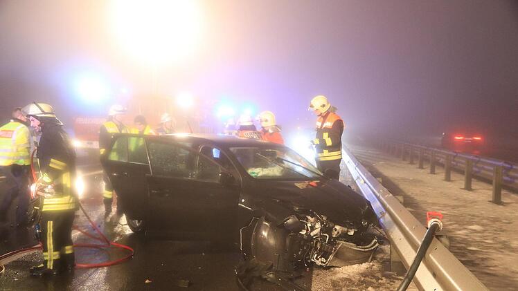 Bei Nebel und zum Teil glatten Straßen kam es am Dienstagmorgen nahe Roßdorf am Berg gleich zu zwei Unfällen. Foto: News5/Merzbach