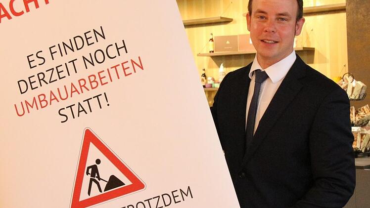 Sebastian Hofmann in der Markthalle. Nach seiner Ausbildung zum Hotelfachmann arbeitete er schwerpunktmäßig in Schnittstellenbereichen von Restaurant/Bar/Küche. Zuletzt war er Restaurantleiter in einem Bamberger Hotel. Foto: Simone Bastian