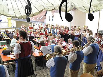 Mit einem Gemeinschaftschor haben der Musikzug Wildflecken, die Jugendkapelle Breitenbach/Mitgenfeld und die Bläservereinigung Markt Burkardroth einen fröhlichen Wettstreit nach Noten gestartet. Peter Klopf