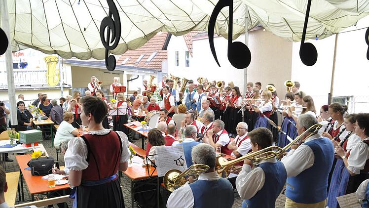 Mit einem Gemeinschaftschor haben der Musikzug Wildflecken, die Jugendkapelle Breitenbach/Mitgenfeld und die Bläservereinigung Markt Burkardroth einen fröhlichen Wettstreit nach Noten gestartet. Peter Klopf