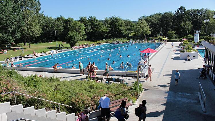 Am Sonntag strömten die Menschen schon in den Morgenstunden ins Höchstadter Freibad.  Foto: Andreas Dorsch
