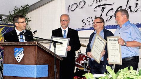 Zweiter Vorsitzender Alexander Punzelt (von links) ernannte Werner Welscher, Alfred Hofmann und Peter Hofmann zu Ehrenmitgliedern.