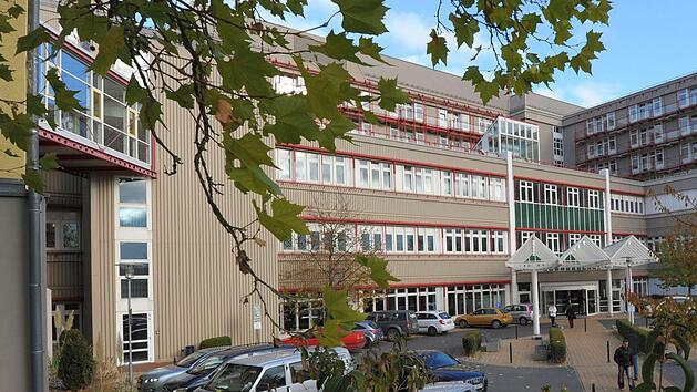 Sanierungsfall oder reif für die Abrissbirne:  Noch heuer wird sich die Zukunft des Coburger Klinikums (im Bild) entscheiden - gibt es einen Neubau oder eine Generalsanierung an bestehender Stelle? Der Coburger Kreistag befasst sich am Donnerstag mit diesem Thema und wird vielleicht sogar schon eine erste Richtungsentscheidung treffen.  - Foto: Regiomed-Kliniken