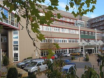 Sanierungsfall oder reif für die Abrissbirne:  Noch heuer wird sich die Zukunft des Coburger Klinikums (im Bild) entscheiden - gibt es einen Neubau oder eine Generalsanierung an bestehender Stelle? Der Coburger Kreistag befasst sich am Donnerstag mit diesem Thema und wird vielleicht sogar schon eine erste Richtungsentscheidung treffen.  - Foto: Regiomed-Kliniken
