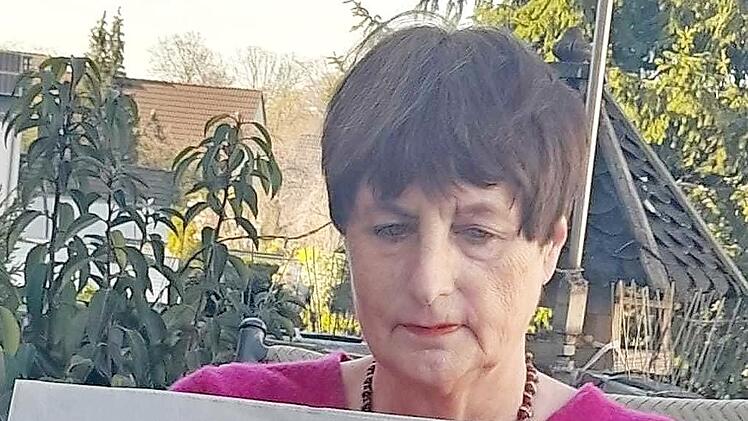 Christa Bach besucht jedes Jahr mehrmals ihren Vater in Wartenfels. "Mich interessiert so viel, was in der Bayerischen Rundschau steht - vor allem der Lokalteil ist interessant", schwärmt sie.