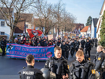 AfD-Parteitag trifft auf Widerstand: Etliche Menschen schlie&szlig;en sich zu Demonstrationszug zusammen
