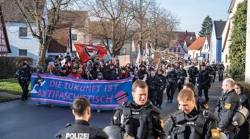 AfD-Parteitag trifft auf Widerstand: Etliche Menschen schlie&szlig;en sich zu Demonstrationszug zusammen