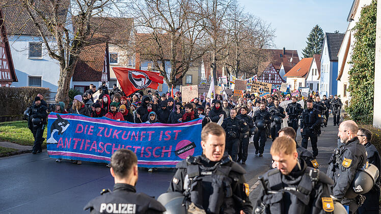 AfD-Parteitag trifft auf Widerstand: Etliche Menschen schlie&szlig;en sich zu Demonstrationszug zusammen