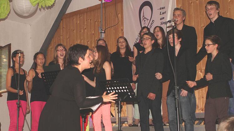 Mit Begeisterung dabei der Jugendchor "Cantarella"