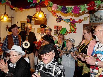 Prächtige Stimmung herrschte beim Hellers Hans in Herzogenaurach, wohin der Heimatverein zum Fasching geladen hatte.  Fotos: Richard Sänger