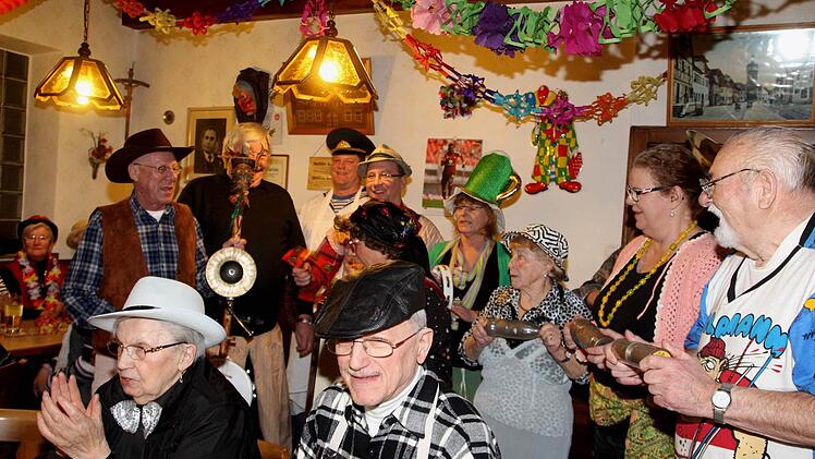 Prächtige Stimmung herrschte beim Hellers Hans in Herzogenaurach, wohin der Heimatverein zum Fasching geladen hatte.  Fotos: Richard Sänger