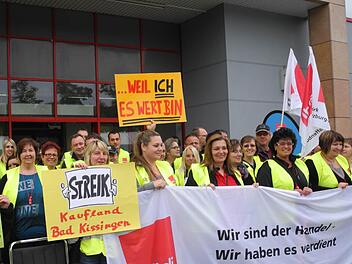 Mitarbeiter vom Kaufland Bad Kissingen und vom Kaufland Zentrallager Donnersdorf (Lkr. Schweinfurt) kämpfen für mehr Gehalt.  Foto: Peter König