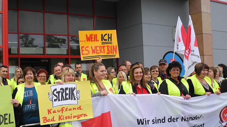Mitarbeiter vom Kaufland Bad Kissingen und vom Kaufland Zentrallager Donnersdorf (Lkr. Schweinfurt) kämpfen für mehr Gehalt.  Foto: Peter König