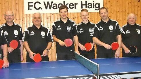 Der FC Wacker Haig II steigt als Vizemeister der 4. Kreisliga West in die 3. Kreisliga auf. Darüber freuen sich (von links) Georg Vorndran, Armin Zwingmann, Gerhard Deininger, Lukas Kopp, Jonas Dietrich, Johannes Vorndran, Alfred Beetz und Tobias Gebhardt. Foto: Hans Franz