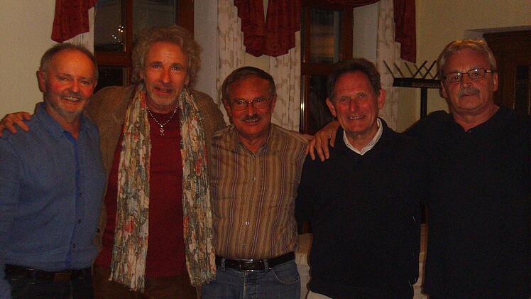 Sie sind seit der Schulzeit dicke Freunde (von links): Gerhard Eggloff, Thomas Gottschalk, Hans Jürgen Dörfelt, Wolfgang Tichy und Werner Schelhorn.  Foto: privat