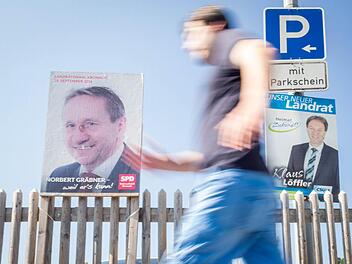 Norbert Gräbner (SPD) oder Klaus Löffler (CSU)? Die Landratswahl am 25. September ist im Kronacher Stadtbild omnipräsent und beschäftigt naturgemäß auch die Parteien, die im Kreistag vertreten sind, aber keinen eigenen Kandidaten stellen. Foto: Marian Hamacher