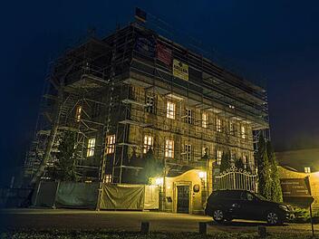 Die Seniorenresidenz Schloss Gleusdorf: Aufgrund mehrerer ungeklärter Todesfälle von Heimbewohnern wurden laut Polizei und Staatsanwaltschaft Bamberg die Geschäftsführerin und der Pflegedienstleiter der Seniorenresidenz verhaftet. Foto: Nicolas Armer/dpa
