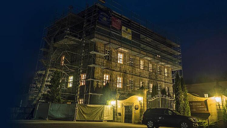 Die Seniorenresidenz Schloss Gleusdorf: Aufgrund mehrerer ungeklärter Todesfälle von Heimbewohnern wurden laut Polizei und Staatsanwaltschaft Bamberg die Geschäftsführerin und der Pflegedienstleiter der Seniorenresidenz verhaftet. Foto: Nicolas Armer/dpa
